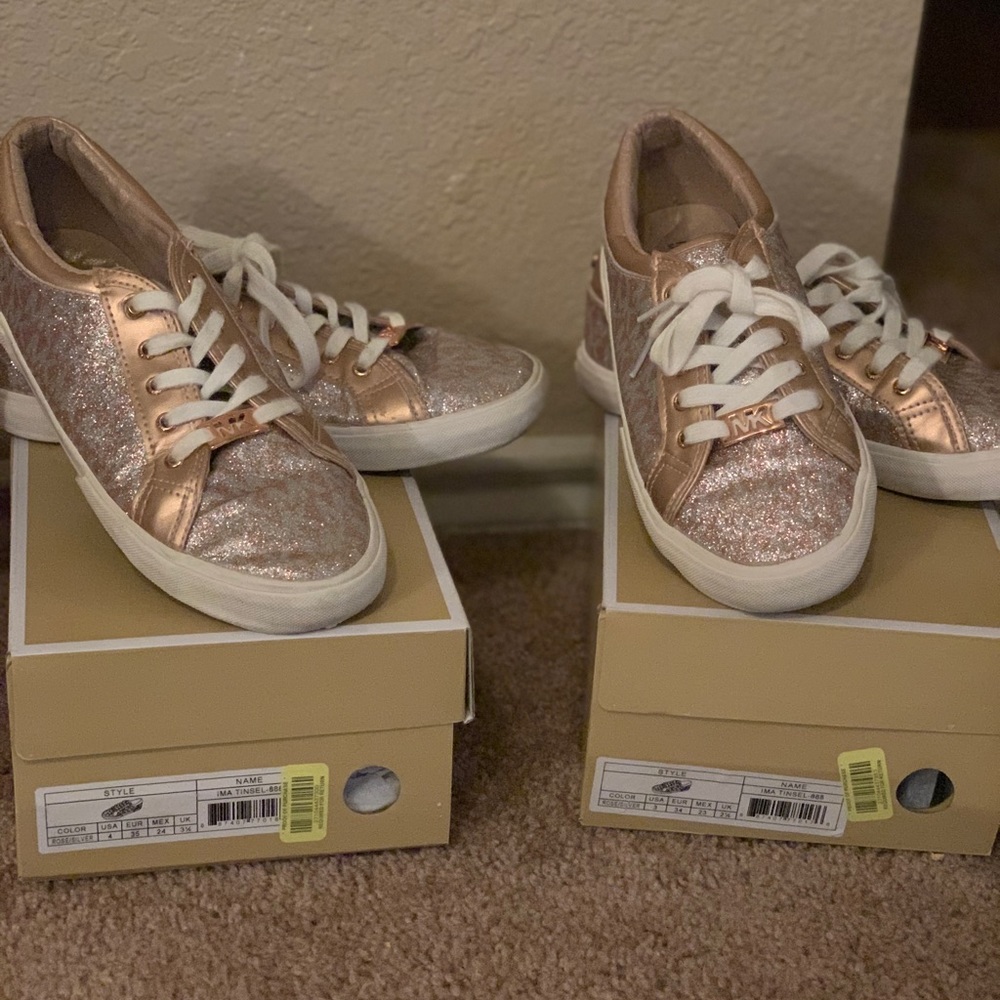 Girls shoes sizes run 2.5 to 4.5